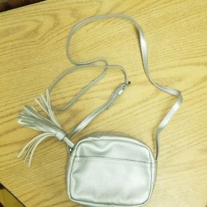 6x7 just like new silver crossbody pirse